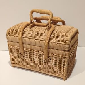 Vintage Wicker Rattan Basket Sewing Picnic Locking Handles Tan